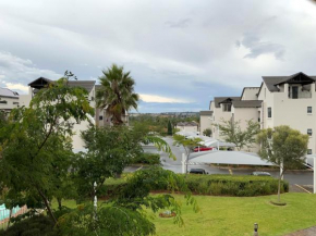 Cosy 2 Bed in a nice complex. Free Wifi & parking.